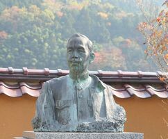 Bust of the writer in the garden