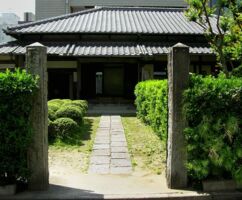 Eingangsansicht mit Garten zur Moris ehemaliger Residenz in Kitakyūshū